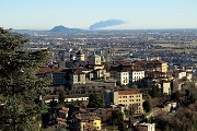 03 Da San Vigliio  Bergano Alta , Bassa e la pianura con nube nera da iicendio autocisterna con 6 morti... 